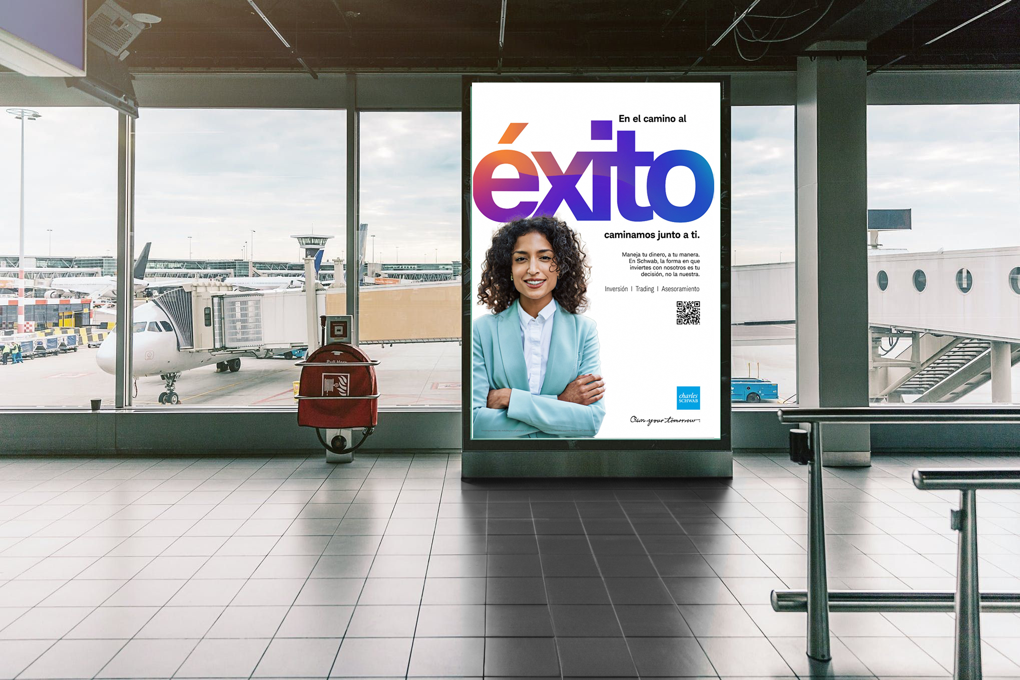 Charles Schwab En el camino al éxito campaign in an airport